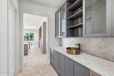 Presenting an extraordinary Hamptons-style luxury estate - photo 37