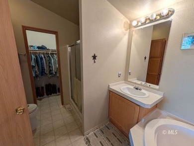 Discover your dream home nestled in a small, remote charming - photo 17