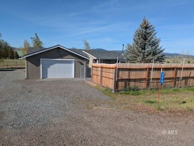 Discover your dream home nestled in a small, remote charming - photo 19