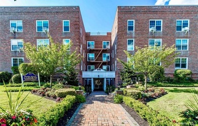 Experience sun-drenched living in this spacious one-bedroom - photo 1