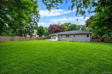 Welcome to 11 Mayfield Dr, Mastic Beach! This beautifully - photo 31