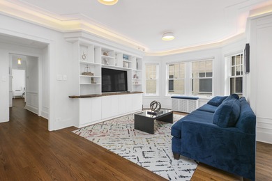 Beautifully updated residence in a charming East Lincoln Park