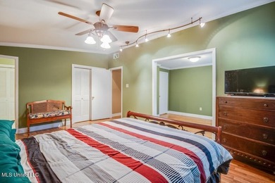 Just a couple of blocks from the beach and an easy walk to - photo 16