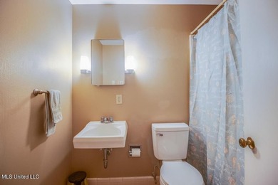Just a couple of blocks from the beach and an easy walk to - photo 23
