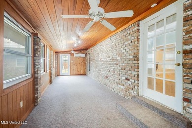 Just a couple of blocks from the beach and an easy walk to - photo 26