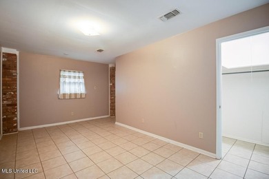 Just a couple of blocks from the beach and an easy walk to - photo 33