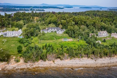 East Bay is a lovely coastal estate, an ideal summer retreat and - photo 1