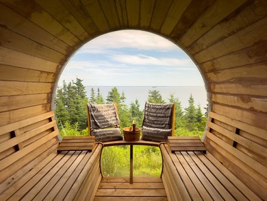 East Bay is a lovely coastal estate, an ideal summer retreat and - photo 7