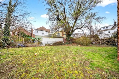 LOCATION ! LOCATION ! ALL BRICK DEATCHED 3 FAMILY ON 60X100 - photo 10