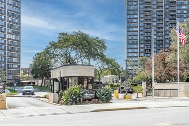 Beautiful *F* Line one bedroom unit with a terrace and a nice - photo 3