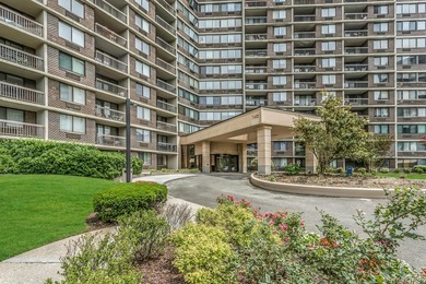 Beautiful *F* Line one bedroom unit with a terrace and a nice - photo 4