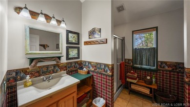 A must-see 10 Bedroom waterfront home. Check out this rare find - photo 25