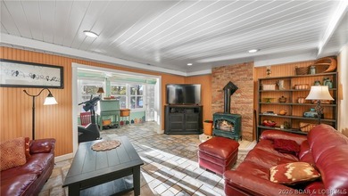 A must-see 10 Bedroom waterfront home. Check out this rare find - photo 37