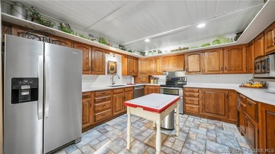 A must-see 10 Bedroom waterfront home. Check out this rare find - photo 40