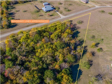 Peaceful 1+ Acre Lot in Gated Lake Subdivision - photo 2