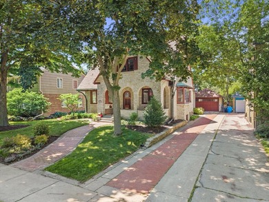 Welcome to a truly special home on a beautiful tree-lined street - photo 2