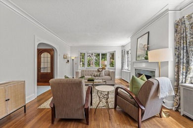 Welcome to a truly special home on a beautiful tree-lined street - photo 10