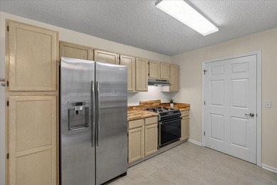 Welcome to Coastal Living at its Finest! Located just minutes - photo 18
