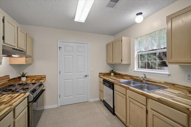 Welcome to Coastal Living at its Finest! Located just minutes - photo 19