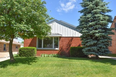 Classic Cudahy charm meets endless potential in this - photo 1