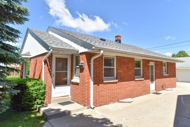 Classic Cudahy charm meets endless potential in this - photo 2