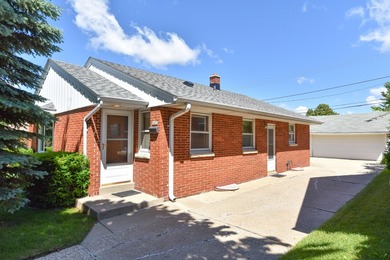 Classic Cudahy charm meets endless potential in this - photo 3