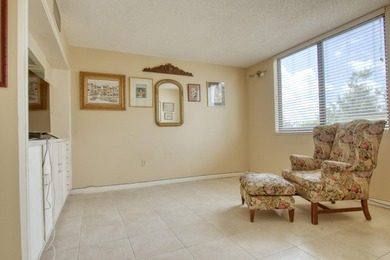 HUGE FIRST FLOOR 2/2 CONDO with a den that can be converted into - photo 4