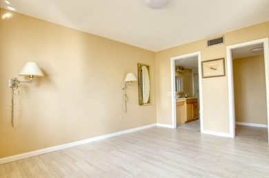 HUGE FIRST FLOOR 2/2 CONDO with a den that can be converted into - photo 9