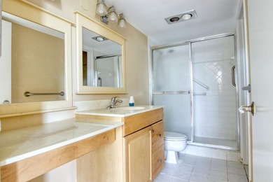 HUGE FIRST FLOOR 2/2 CONDO with a den that can be converted into - photo 10