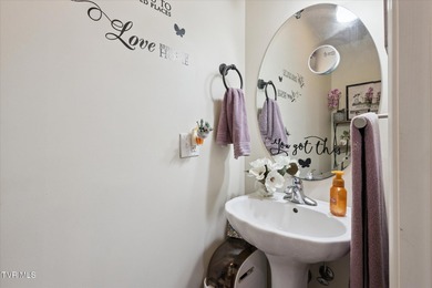A rare find!!! 3 bedroom 2.5 bath cape cod situated on 3.04 - photo 14