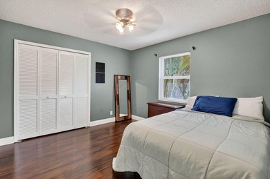 Welcome to this charming three-bedroom, two-bathroom - photo 26