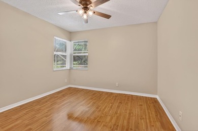 Welcome to this charming three-bedroom, two-bathroom - photo 31