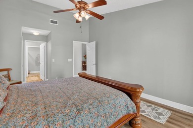 Welcome to this charming three-bedroom, two-bathroom - photo 37
