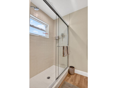 Welcome to this charming three-bedroom, two-bathroom - photo 41