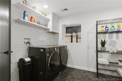 Newley Renovated Throughout!!!! Welcome to this stunning 4 - photo 27