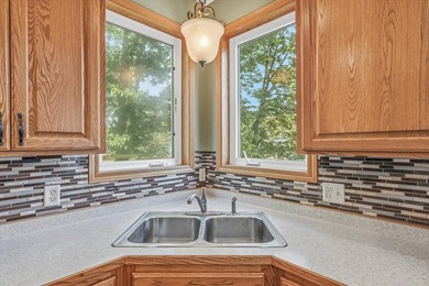 Move right into this beautifully maintained home located on a - photo 4