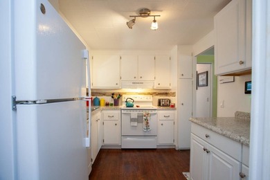 Updated in 2019. Square-shape kitchen. Separate dining area - photo 12