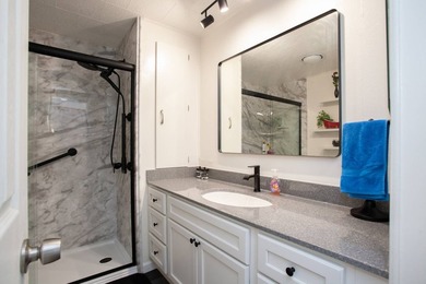 Updated in 2019. Square-shape kitchen. Separate dining area - photo 17