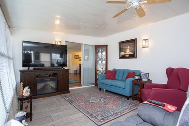 Updated in 2019. Square-shape kitchen. Separate dining area - photo 25