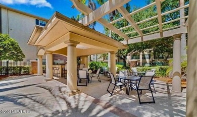 Lovely and very spacious 2-bedroom, 2-bath end-unit condo filled - photo 33