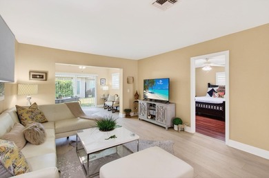 Beautiful one-of-a-kind villa in the desirable Camelot Village - photo 8