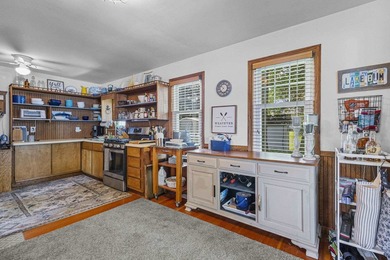 Lakefront living at this charming 2-bedroom, 1-bath cottage - photo 12