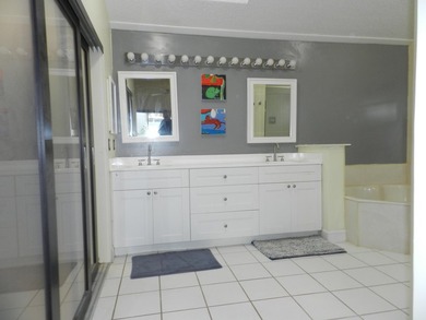 SPACIOUS 2 BEDROOM PLUS DEN/OFFICE GREAT FLOOR PLAN AS YOU ENTER - photo 15