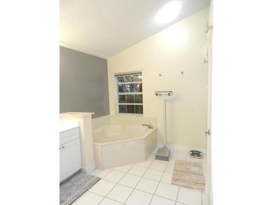 SPACIOUS 2 BEDROOM PLUS DEN/OFFICE GREAT FLOOR PLAN AS YOU ENTER - photo 16