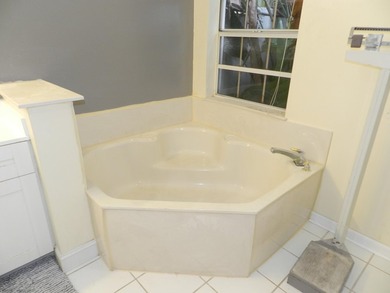 SPACIOUS 2 BEDROOM PLUS DEN/OFFICE GREAT FLOOR PLAN AS YOU ENTER - photo 17