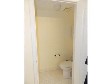 SPACIOUS 2 BEDROOM PLUS DEN/OFFICE GREAT FLOOR PLAN AS YOU ENTER - photo 19