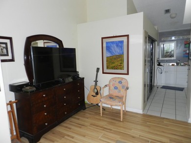 SPACIOUS 2 BEDROOM PLUS DEN/OFFICE GREAT FLOOR PLAN AS YOU ENTER - photo 20