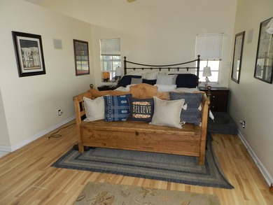 SPACIOUS 2 BEDROOM PLUS DEN/OFFICE GREAT FLOOR PLAN AS YOU ENTER - photo 22