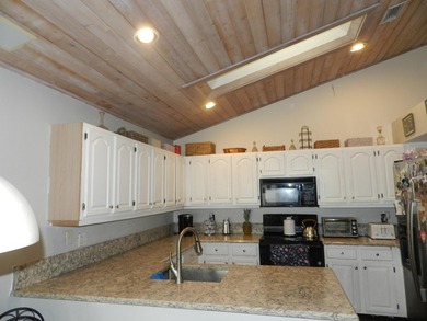SPACIOUS 2 BEDROOM PLUS DEN/OFFICE GREAT FLOOR PLAN AS YOU ENTER - photo 23