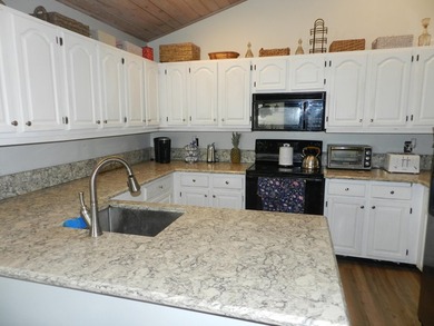 SPACIOUS 2 BEDROOM PLUS DEN/OFFICE GREAT FLOOR PLAN AS YOU ENTER - photo 24